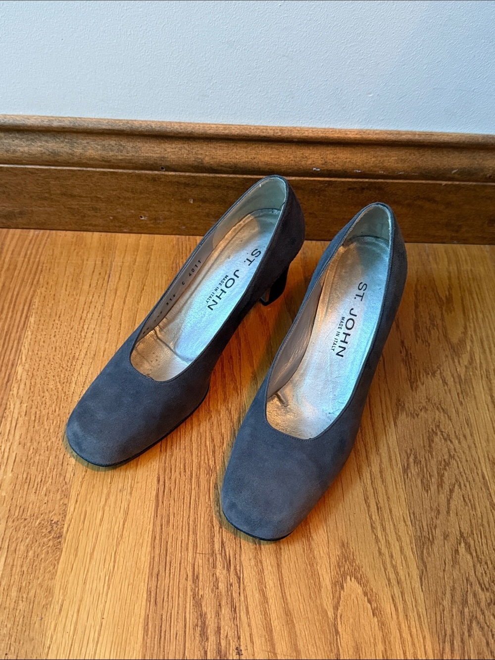 St. John dark gray suede heels pumps Made In Italy 7.5 AA Narrow